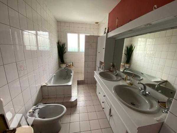 A VENDRE, Gironde, proche Bordeaux, EYSINES, proximité immédiate du centre et du TRAM, sur une ...