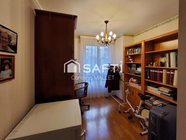 Résidence Carré Mirabeau à 2 pas du Métro ligne 10 appartement T4, double salon, 2 chambres, cave et parking