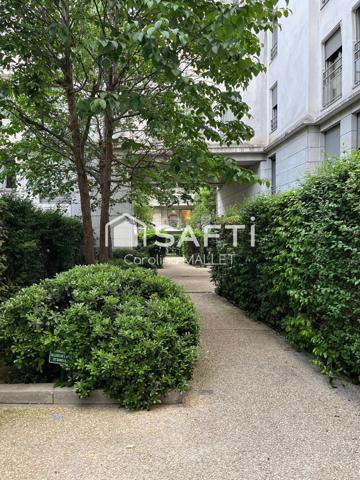 Résidence Carré Mirabeau à 2 pas du Métro ligne 10 appartement T4, double salon, 2 chambres, cave et parking