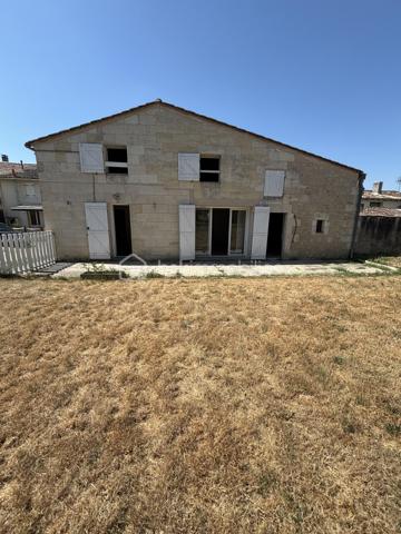 Amoureux de l'ancien et des projets de rénovation, cette maison en pierre datant des années 1800 n'attend que vous pour retrouver tout son éclat .

Située dans un environnement calme, à seulement 30 minutes de Bordeaux sur la commune de La Sauve (33670) à 2 minutes à pieds des écoles (Primaire) Collège , Lycée à 2kms , cette maison de caractère offre de beaux volumes et un fort potentiel d'aménagement .

Au rez-de-chaussée, vous découvrirez une agréable pièce de vie, une cuisine indépendante avec son cellier, une chambre, une salle de bains avec baignoire ainsi qu'un WC indépendant .

A l'étage,l'espace nuit se compose de deux chambres et d'une pièce supplémentaire, actuellement sans fenêtre , pouvant être aménagée en bureau, dressing en chambre après la création d'une ouverture de type Velux .

A l'extérieur, un jardin d'environ 130m2 avec Terrasse vous permettra de profiter des beaux jours .
Une dépendance en pierre , mitoyenne à la maison faisant office de garage (non accessible aux véhicules ), complète le bien et offre un bel espace de stockage ou un atelier .

Le chauffage est assuré par des radiateurs électriques .

Des travaux de rénovation sont á prévoir, offrant l'opportunité de repenser les espaces et de personnaliser cette maison selon vos envies tout en mettant en valeur le charme de la pierre et le cachet de l' ancien .

LES ATOUTS :
-Maison en pierre de caractère datant des année 1800 .
-Environnement calme .
-Ecoles accessibles a pied .
-3 chambres et une piece supplémentaire a aménager .
-Jardin d'environ 130m2 .
-Dépendance en pierre .
-Beau potentiel d rénovation .

Une belle opportunité pour les amateurs de maisons de caractère souhaitant créer un lieu de vie à leur image .

Vous souhaitez redonner vie a une authentique maison en pierre ?
contactez -moi dès aujourd’hui pour organiser une visite et découvrir cette jolie maison.