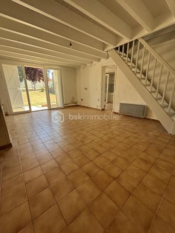 Amoureux de l'ancien et des projets de rénovation, cette maison en pierre datant des années 1800 n'attend que vous pour retrouver tout son éclat .

Située dans un environnement calme, à seulement 30 minutes de Bordeaux sur la commune de La Sauve (33670) à 2 minutes à pieds des écoles (Primaire) Collège , Lycée à 2kms , cette maison de caractère offre de beaux volumes et un fort potentiel d'aménagement .

Au rez-de-chaussée, vous découvrirez une agréable pièce de vie, une cuisine indépendante avec son cellier, une chambre, une salle de bains avec baignoire ainsi qu'un WC indépendant .

A l'étage,l'espace nuit se compose de deux chambres et d'une pièce supplémentaire, actuellement sans fenêtre , pouvant être aménagée en bureau, dressing en chambre après la création d'une ouverture de type Velux .

A l'extérieur, un jardin d'environ 130m2 avec Terrasse vous permettra de profiter des beaux jours .
Une dépendance en pierre , mitoyenne à la maison faisant office de garage (non accessible aux véhicules ), complète le bien et offre un bel espace de stockage ou un atelier .

Le chauffage est assuré par des radiateurs électriques .

Des travaux de rénovation sont á prévoir, offrant l'opportunité de repenser les espaces et de personnaliser cette maison selon vos envies tout en mettant en valeur le charme de la pierre et le cachet de l' ancien .

LES ATOUTS :
-Maison en pierre de caractère datant des année 1800 .
-Environnement calme .
-Ecoles accessibles a pied .
-3 chambres et une piece supplémentaire a aménager .
-Jardin d'environ 130m2 .
-Dépendance en pierre .
-Beau potentiel d rénovation .

Une belle opportunité pour les amateurs de maisons de caractère souhaitant créer un lieu de vie à leur image .

Vous souhaitez redonner vie a une authentique maison en pierre ?
contactez -moi dès aujourd’hui pour organiser une visite et découvrir cette jolie maison.