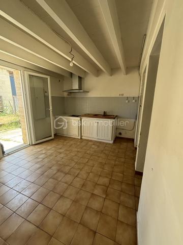 Amoureux de l'ancien et des projets de rénovation, cette maison en pierre datant des années 1800 n'attend que vous pour retrouver tout son éclat .

Située dans un environnement calme, à seulement 30 minutes de Bordeaux sur la commune de La Sauve (33670) à 2 minutes à pieds des écoles (Primaire) Collège , Lycée à 2kms , cette maison de caractère offre de beaux volumes et un fort potentiel d'aménagement .

Au rez-de-chaussée, vous découvrirez une agréable pièce de vie, une cuisine indépendante avec son cellier, une chambre, une salle de bains avec baignoire ainsi qu'un WC indépendant .

A l'étage,l'espace nuit se compose de deux chambres et d'une pièce supplémentaire, actuellement sans fenêtre , pouvant être aménagée en bureau, dressing en chambre après la création d'une ouverture de type Velux .

A l'extérieur, un jardin d'environ 130m2 avec Terrasse vous permettra de profiter des beaux jours .
Une dépendance en pierre , mitoyenne à la maison faisant office de garage (non accessible aux véhicules ), complète le bien et offre un bel espace de stockage ou un atelier .

Le chauffage est assuré par des radiateurs électriques .

Des travaux de rénovation sont á prévoir, offrant l'opportunité de repenser les espaces et de personnaliser cette maison selon vos envies tout en mettant en valeur le charme de la pierre et le cachet de l' ancien .

LES ATOUTS :
-Maison en pierre de caractère datant des année 1800 .
-Environnement calme .
-Ecoles accessibles a pied .
-3 chambres et une piece supplémentaire a aménager .
-Jardin d'environ 130m2 .
-Dépendance en pierre .
-Beau potentiel d rénovation .

Une belle opportunité pour les amateurs de maisons de caractère souhaitant créer un lieu de vie à leur image .

Vous souhaitez redonner vie a une authentique maison en pierre ?
contactez -moi dès aujourd’hui pour organiser une visite et découvrir cette jolie maison.