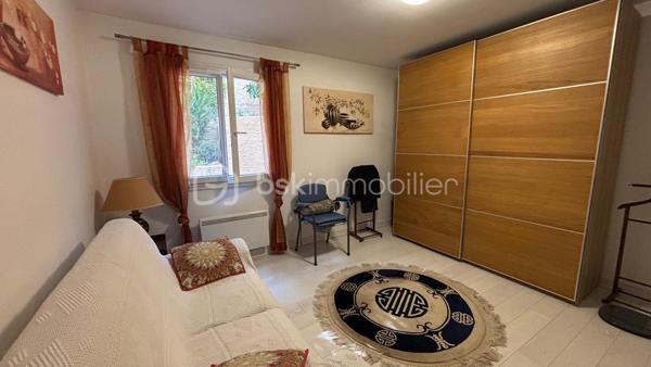 Nichée dans l’un des quartiers les plus prisés de Hyères, au cœur du très recherché Mont des Oiseaux, cette élégante maison de 147 m² offre un cadre de vie rare, entre sérénité absolue et panorama à couper le souffle sur les Îles d’Or.

Dès l’entrée, la lumière s’impose. Les volumes sont généreux, les espaces parfaitement pensés. La pièce de vie, chaleureuse et raffinée, s’articule autour d’une cheminée avec insert, invitant à de beaux moments de convivialité. L’ensemble est complété par une climatisation assurant un confort optimal en toute saison.

L’espace nuit accueille 4 chambres élégantes avec rangements intégrés, ainsi que 2 salles d’eau aux prestations soignées, pensées dans un esprit contemporain.

À l’extérieur, une superbe terrasse prolonge les espaces de vie et invite à la contemplation : un décor naturel d’exception, où la mer devient un tableau vivant, du lever au coucher du soleil.

Côté prestations : garage, deux stationnements privatifs, raccordement au tout-à-l’égout… Rien ne manque.

Un bien emplacement d’exception qui conjugue à la perfection vue emblématique et art de vivre méditerranéen.

Un coup de cœur évident! Contactez dès à présent Frédéric Kervarec pour obtenir de plus amples information sur ce bien et organiser votre visite !