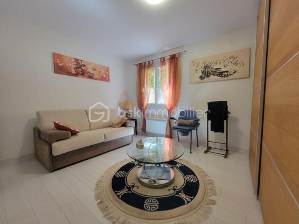 Nichée dans l’un des quartiers les plus prisés de Hyères, au cœur du très recherché Mont des Oiseaux, cette élégante maison de 147 m² offre un cadre de vie rare, entre sérénité absolue et panorama à couper le souffle sur les Îles d’Or.

Dès l’entrée, la lumière s’impose. Les volumes sont généreux, les espaces parfaitement pensés. La pièce de vie, chaleureuse et raffinée, s’articule autour d’une cheminée avec insert, invitant à de beaux moments de convivialité. L’ensemble est complété par une climatisation assurant un confort optimal en toute saison.

L’espace nuit accueille 4 chambres élégantes avec rangements intégrés, ainsi que 2 salles d’eau aux prestations soignées, pensées dans un esprit contemporain.

À l’extérieur, une superbe terrasse prolonge les espaces de vie et invite à la contemplation : un décor naturel d’exception, où la mer devient un tableau vivant, du lever au coucher du soleil.

Côté prestations : garage, deux stationnements privatifs, raccordement au tout-à-l’égout… Rien ne manque.

Un bien emplacement d’exception qui conjugue à la perfection vue emblématique et art de vivre méditerranéen.

Un coup de cœur évident! Contactez dès à présent Frédéric Kervarec pour obtenir de plus amples information sur ce bien et organiser votre visite !