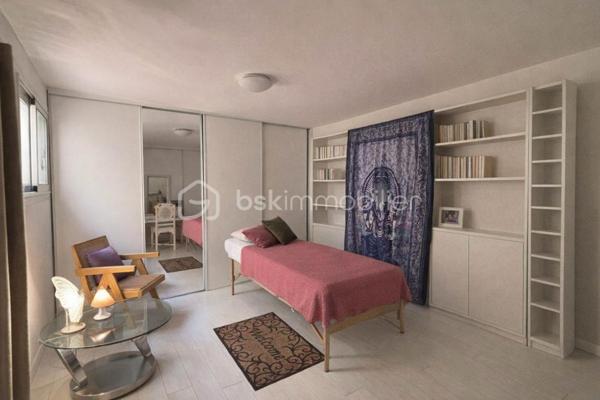 Nichée dans l’un des quartiers les plus prisés de Hyères, au cœur du très recherché Mont des Oiseaux, cette élégante maison de 147 m² offre un cadre de vie rare, entre sérénité absolue et panorama à couper le souffle sur les Îles d’Or.

Dès l’entrée, la lumière s’impose. Les volumes sont généreux, les espaces parfaitement pensés. La pièce de vie, chaleureuse et raffinée, s’articule autour d’une cheminée avec insert, invitant à de beaux moments de convivialité. L’ensemble est complété par une climatisation assurant un confort optimal en toute saison.

L’espace nuit accueille 4 chambres élégantes avec rangements intégrés, ainsi que 2 salles d’eau aux prestations soignées, pensées dans un esprit contemporain.

À l’extérieur, une superbe terrasse prolonge les espaces de vie et invite à la contemplation : un décor naturel d’exception, où la mer devient un tableau vivant, du lever au coucher du soleil.

Côté prestations : garage, deux stationnements privatifs, raccordement au tout-à-l’égout… Rien ne manque.

Un bien emplacement d’exception qui conjugue à la perfection vue emblématique et art de vivre méditerranéen.

Un coup de cœur évident! Contactez dès à présent Frédéric Kervarec pour obtenir de plus amples information sur ce bien et organiser votre visite !