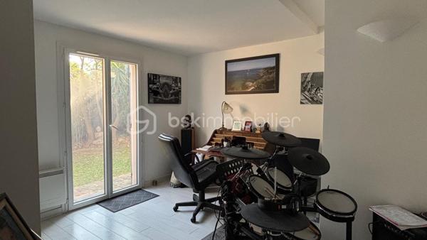Nichée dans l’un des quartiers les plus prisés de Hyères, au cœur du très recherché Mont des Oiseaux, cette élégante maison de 147 m² offre un cadre de vie rare, entre sérénité absolue et panorama à couper le souffle sur les Îles d’Or.

Dès l’entrée, la lumière s’impose. Les volumes sont généreux, les espaces parfaitement pensés. La pièce de vie, chaleureuse et raffinée, s’articule autour d’une cheminée avec insert, invitant à de beaux moments de convivialité. L’ensemble est complété par une climatisation assurant un confort optimal en toute saison.

L’espace nuit accueille 4 chambres élégantes avec rangements intégrés, ainsi que 2 salles d’eau aux prestations soignées, pensées dans un esprit contemporain.

À l’extérieur, une superbe terrasse prolonge les espaces de vie et invite à la contemplation : un décor naturel d’exception, où la mer devient un tableau vivant, du lever au coucher du soleil.

Côté prestations : garage, deux stationnements privatifs, raccordement au tout-à-l’égout… Rien ne manque.

Un bien emplacement d’exception qui conjugue à la perfection vue emblématique et art de vivre méditerranéen.

Un coup de cœur évident! Contactez dès à présent Frédéric Kervarec pour obtenir de plus amples information sur ce bien et organiser votre visite !
