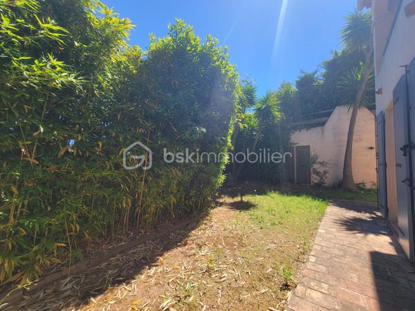 Nichée dans l’un des quartiers les plus prisés de Hyères, au cœur du très recherché Mont des Oiseaux, cette élégante maison de 147 m² offre un cadre de vie rare, entre sérénité absolue et panorama à couper le souffle sur les Îles d’Or.

Dès l’entrée, la lumière s’impose. Les volumes sont généreux, les espaces parfaitement pensés. La pièce de vie, chaleureuse et raffinée, s’articule autour d’une cheminée avec insert, invitant à de beaux moments de convivialité. L’ensemble est complété par une climatisation assurant un confort optimal en toute saison.

L’espace nuit accueille 4 chambres élégantes avec rangements intégrés, ainsi que 2 salles d’eau aux prestations soignées, pensées dans un esprit contemporain.

À l’extérieur, une superbe terrasse prolonge les espaces de vie et invite à la contemplation : un décor naturel d’exception, où la mer devient un tableau vivant, du lever au coucher du soleil.

Côté prestations : garage, deux stationnements privatifs, raccordement au tout-à-l’égout… Rien ne manque.

Un bien emplacement d’exception qui conjugue à la perfection vue emblématique et art de vivre méditerranéen.

Un coup de cœur évident! Contactez dès à présent Frédéric Kervarec pour obtenir de plus amples information sur ce bien et organiser votre visite !