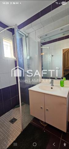Spacieuse villa avec piscine, cadre résidentiel prisé"