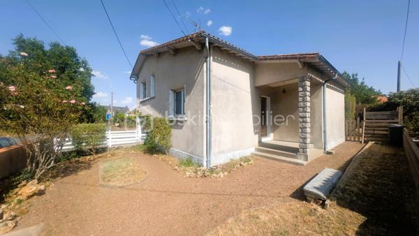 Située à Parthenay, à proximité des commodités, cette maison offre un cadre de vie pratique et de belles possibilités d'aménagement.

Édifiée sur une parcelle d'environ 389 m², elle se compose d'une cuisine, d'un salon, de deux chambres, d'une salle d'eau et d'un WC indépendant.

À l'extérieur, le bien bénéficie de dépendances constituant un véritable atout au quotidien. Vous disposerez d'un garage ainsi que d'un hangar offrant de multiples possibilités de stockage, de stationnement ou d'aménagement selon vos besoins.

Le terrain, facile d'entretien, permet de profiter d'un espace extérieur agréable tout en conservant une gestion simplifiée de la propriété.

Son emplacement permet un accès rapide aux commerces, établissements scolaires, services médicaux et infrastructures de la ville.

Situation géographique
Centre-ville de Parthenay et commodités à quelques minutes
Bressuire à environ 30 minutes
Niort à environ 40 minutes
Poitiers à environ 50 minutes


Les atouts du bien
2 chambres
Garage
Hangar idéal pour un camping-car ou un artisan
Terrain de 389 m²
Proximité immédiate des services et commerces
Nombreuses possibilités d'utilisation des dépendances

Ce bien pourra convenir aussi bien à une résidence principale qu'à un projet d'investissement locatif.

Pour tout renseignement complémentaire ou pour organiser une visite, contactez-moi.