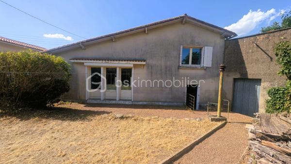 Située à Parthenay, à proximité des commodités, cette maison offre un cadre de vie pratique et de belles possibilités d'aménagement.

Édifiée sur une parcelle d'environ 389 m², elle se compose d'une cuisine, d'un salon, de deux chambres, d'une salle d'eau et d'un WC indépendant.

À l'extérieur, le bien bénéficie de dépendances constituant un véritable atout au quotidien. Vous disposerez d'un garage ainsi que d'un hangar offrant de multiples possibilités de stockage, de stationnement ou d'aménagement selon vos besoins.

Le terrain, facile d'entretien, permet de profiter d'un espace extérieur agréable tout en conservant une gestion simplifiée de la propriété.

Son emplacement permet un accès rapide aux commerces, établissements scolaires, services médicaux et infrastructures de la ville.

Situation géographique
Centre-ville de Parthenay et commodités à quelques minutes
Bressuire à environ 30 minutes
Niort à environ 40 minutes
Poitiers à environ 50 minutes


Les atouts du bien
2 chambres
Garage
Hangar idéal pour un camping-car ou un artisan
Terrain de 389 m²
Proximité immédiate des services et commerces
Nombreuses possibilités d'utilisation des dépendances

Ce bien pourra convenir aussi bien à une résidence principale qu'à un projet d'investissement locatif.

Pour tout renseignement complémentaire ou pour organiser une visite, contactez-moi.