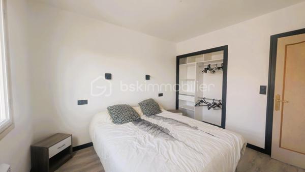 Située à Parthenay, à proximité des commodités, cette maison offre un cadre de vie pratique et de belles possibilités d'aménagement.

Édifiée sur une parcelle d'environ 389 m², elle se compose d'une cuisine, d'un salon, de deux chambres, d'une salle d'eau et d'un WC indépendant.

À l'extérieur, le bien bénéficie de dépendances constituant un véritable atout au quotidien. Vous disposerez d'un garage ainsi que d'un hangar offrant de multiples possibilités de stockage, de stationnement ou d'aménagement selon vos besoins.

Le terrain, facile d'entretien, permet de profiter d'un espace extérieur agréable tout en conservant une gestion simplifiée de la propriété.

Son emplacement permet un accès rapide aux commerces, établissements scolaires, services médicaux et infrastructures de la ville.

Situation géographique
Centre-ville de Parthenay et commodités à quelques minutes
Bressuire à environ 30 minutes
Niort à environ 40 minutes
Poitiers à environ 50 minutes


Les atouts du bien
2 chambres
Garage
Hangar idéal pour un camping-car ou un artisan
Terrain de 389 m²
Proximité immédiate des services et commerces
Nombreuses possibilités d'utilisation des dépendances

Ce bien pourra convenir aussi bien à une résidence principale qu'à un projet d'investissement locatif.

Pour tout renseignement complémentaire ou pour organiser une visite, contactez-moi.