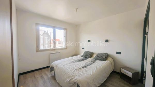 Située à Parthenay, à proximité des commodités, cette maison offre un cadre de vie pratique et de belles possibilités d'aménagement.

Édifiée sur une parcelle d'environ 389 m², elle se compose d'une cuisine, d'un salon, de deux chambres, d'une salle d'eau et d'un WC indépendant.

À l'extérieur, le bien bénéficie de dépendances constituant un véritable atout au quotidien. Vous disposerez d'un garage ainsi que d'un hangar offrant de multiples possibilités de stockage, de stationnement ou d'aménagement selon vos besoins.

Le terrain, facile d'entretien, permet de profiter d'un espace extérieur agréable tout en conservant une gestion simplifiée de la propriété.

Son emplacement permet un accès rapide aux commerces, établissements scolaires, services médicaux et infrastructures de la ville.

Situation géographique
Centre-ville de Parthenay et commodités à quelques minutes
Bressuire à environ 30 minutes
Niort à environ 40 minutes
Poitiers à environ 50 minutes


Les atouts du bien
2 chambres
Garage
Hangar idéal pour un camping-car ou un artisan
Terrain de 389 m²
Proximité immédiate des services et commerces
Nombreuses possibilités d'utilisation des dépendances

Ce bien pourra convenir aussi bien à une résidence principale qu'à un projet d'investissement locatif.

Pour tout renseignement complémentaire ou pour organiser une visite, contactez-moi.