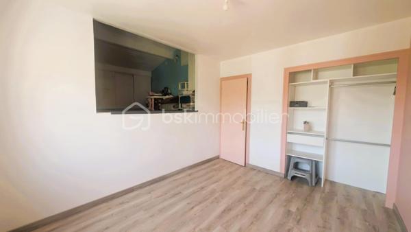 Située à Parthenay, à proximité des commodités, cette maison offre un cadre de vie pratique et de belles possibilités d'aménagement.

Édifiée sur une parcelle d'environ 389 m², elle se compose d'une cuisine, d'un salon, de deux chambres, d'une salle d'eau et d'un WC indépendant.

À l'extérieur, le bien bénéficie de dépendances constituant un véritable atout au quotidien. Vous disposerez d'un garage ainsi que d'un hangar offrant de multiples possibilités de stockage, de stationnement ou d'aménagement selon vos besoins.

Le terrain, facile d'entretien, permet de profiter d'un espace extérieur agréable tout en conservant une gestion simplifiée de la propriété.

Son emplacement permet un accès rapide aux commerces, établissements scolaires, services médicaux et infrastructures de la ville.

Situation géographique
Centre-ville de Parthenay et commodités à quelques minutes
Bressuire à environ 30 minutes
Niort à environ 40 minutes
Poitiers à environ 50 minutes


Les atouts du bien
2 chambres
Garage
Hangar idéal pour un camping-car ou un artisan
Terrain de 389 m²
Proximité immédiate des services et commerces
Nombreuses possibilités d'utilisation des dépendances

Ce bien pourra convenir aussi bien à une résidence principale qu'à un projet d'investissement locatif.

Pour tout renseignement complémentaire ou pour organiser une visite, contactez-moi.