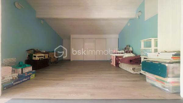 Située à Parthenay, à proximité des commodités, cette maison offre un cadre de vie pratique et de belles possibilités d'aménagement.

Édifiée sur une parcelle d'environ 389 m², elle se compose d'une cuisine, d'un salon, de deux chambres, d'une salle d'eau et d'un WC indépendant.

À l'extérieur, le bien bénéficie de dépendances constituant un véritable atout au quotidien. Vous disposerez d'un garage ainsi que d'un hangar offrant de multiples possibilités de stockage, de stationnement ou d'aménagement selon vos besoins.

Le terrain, facile d'entretien, permet de profiter d'un espace extérieur agréable tout en conservant une gestion simplifiée de la propriété.

Son emplacement permet un accès rapide aux commerces, établissements scolaires, services médicaux et infrastructures de la ville.

Situation géographique
Centre-ville de Parthenay et commodités à quelques minutes
Bressuire à environ 30 minutes
Niort à environ 40 minutes
Poitiers à environ 50 minutes


Les atouts du bien
2 chambres
Garage
Hangar idéal pour un camping-car ou un artisan
Terrain de 389 m²
Proximité immédiate des services et commerces
Nombreuses possibilités d'utilisation des dépendances

Ce bien pourra convenir aussi bien à une résidence principale qu'à un projet d'investissement locatif.

Pour tout renseignement complémentaire ou pour organiser une visite, contactez-moi.