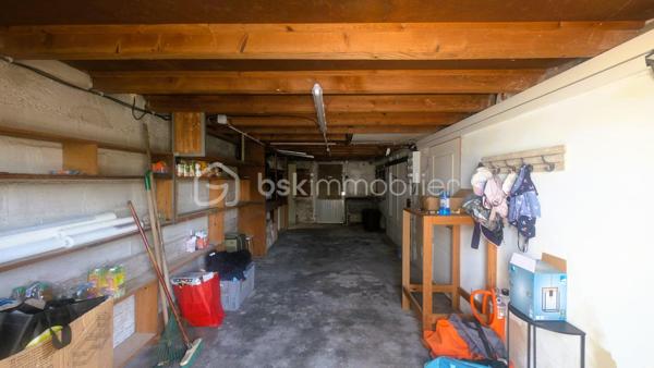 Située à Parthenay, à proximité des commodités, cette maison offre un cadre de vie pratique et de belles possibilités d'aménagement.

Édifiée sur une parcelle d'environ 389 m², elle se compose d'une cuisine, d'un salon, de deux chambres, d'une salle d'eau et d'un WC indépendant.

À l'extérieur, le bien bénéficie de dépendances constituant un véritable atout au quotidien. Vous disposerez d'un garage ainsi que d'un hangar offrant de multiples possibilités de stockage, de stationnement ou d'aménagement selon vos besoins.

Le terrain, facile d'entretien, permet de profiter d'un espace extérieur agréable tout en conservant une gestion simplifiée de la propriété.

Son emplacement permet un accès rapide aux commerces, établissements scolaires, services médicaux et infrastructures de la ville.

Situation géographique
Centre-ville de Parthenay et commodités à quelques minutes
Bressuire à environ 30 minutes
Niort à environ 40 minutes
Poitiers à environ 50 minutes


Les atouts du bien
2 chambres
Garage
Hangar idéal pour un camping-car ou un artisan
Terrain de 389 m²
Proximité immédiate des services et commerces
Nombreuses possibilités d'utilisation des dépendances

Ce bien pourra convenir aussi bien à une résidence principale qu'à un projet d'investissement locatif.

Pour tout renseignement complémentaire ou pour organiser une visite, contactez-moi.