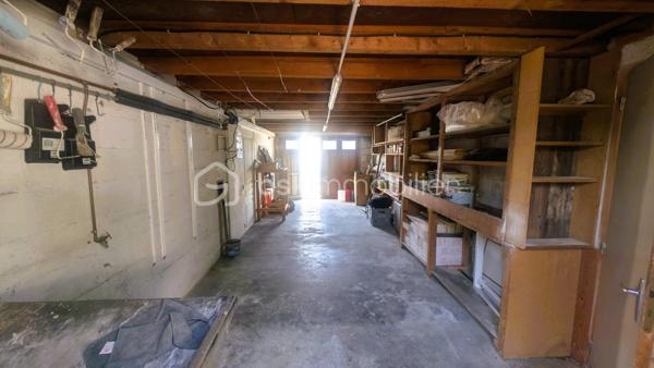 Située à Parthenay, à proximité des commodités, cette maison offre un cadre de vie pratique et de belles possibilités d'aménagement.

Édifiée sur une parcelle d'environ 389 m², elle se compose d'une cuisine, d'un salon, de deux chambres, d'une salle d'eau et d'un WC indépendant.

À l'extérieur, le bien bénéficie de dépendances constituant un véritable atout au quotidien. Vous disposerez d'un garage ainsi que d'un hangar offrant de multiples possibilités de stockage, de stationnement ou d'aménagement selon vos besoins.

Le terrain, facile d'entretien, permet de profiter d'un espace extérieur agréable tout en conservant une gestion simplifiée de la propriété.

Son emplacement permet un accès rapide aux commerces, établissements scolaires, services médicaux et infrastructures de la ville.

Situation géographique
Centre-ville de Parthenay et commodités à quelques minutes
Bressuire à environ 30 minutes
Niort à environ 40 minutes
Poitiers à environ 50 minutes


Les atouts du bien
2 chambres
Garage
Hangar idéal pour un camping-car ou un artisan
Terrain de 389 m²
Proximité immédiate des services et commerces
Nombreuses possibilités d'utilisation des dépendances

Ce bien pourra convenir aussi bien à une résidence principale qu'à un projet d'investissement locatif.

Pour tout renseignement complémentaire ou pour organiser une visite, contactez-moi.