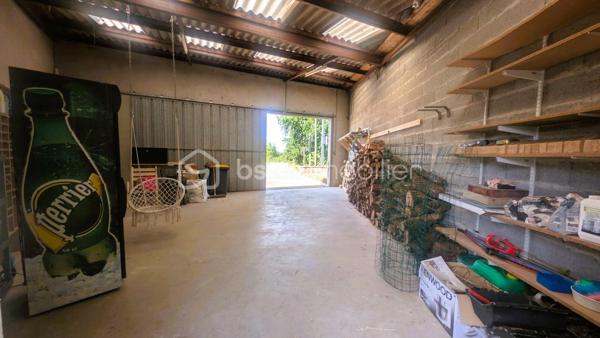 Située à Parthenay, à proximité des commodités, cette maison offre un cadre de vie pratique et de belles possibilités d'aménagement.

Édifiée sur une parcelle d'environ 389 m², elle se compose d'une cuisine, d'un salon, de deux chambres, d'une salle d'eau et d'un WC indépendant.

À l'extérieur, le bien bénéficie de dépendances constituant un véritable atout au quotidien. Vous disposerez d'un garage ainsi que d'un hangar offrant de multiples possibilités de stockage, de stationnement ou d'aménagement selon vos besoins.

Le terrain, facile d'entretien, permet de profiter d'un espace extérieur agréable tout en conservant une gestion simplifiée de la propriété.

Son emplacement permet un accès rapide aux commerces, établissements scolaires, services médicaux et infrastructures de la ville.

Situation géographique
Centre-ville de Parthenay et commodités à quelques minutes
Bressuire à environ 30 minutes
Niort à environ 40 minutes
Poitiers à environ 50 minutes


Les atouts du bien
2 chambres
Garage
Hangar idéal pour un camping-car ou un artisan
Terrain de 389 m²
Proximité immédiate des services et commerces
Nombreuses possibilités d'utilisation des dépendances

Ce bien pourra convenir aussi bien à une résidence principale qu'à un projet d'investissement locatif.

Pour tout renseignement complémentaire ou pour organiser une visite, contactez-moi.