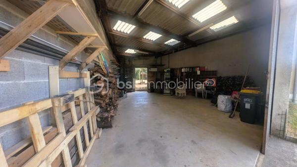 Située à Parthenay, à proximité des commodités, cette maison offre un cadre de vie pratique et de belles possibilités d'aménagement.

Édifiée sur une parcelle d'environ 389 m², elle se compose d'une cuisine, d'un salon, de deux chambres, d'une salle d'eau et d'un WC indépendant.

À l'extérieur, le bien bénéficie de dépendances constituant un véritable atout au quotidien. Vous disposerez d'un garage ainsi que d'un hangar offrant de multiples possibilités de stockage, de stationnement ou d'aménagement selon vos besoins.

Le terrain, facile d'entretien, permet de profiter d'un espace extérieur agréable tout en conservant une gestion simplifiée de la propriété.

Son emplacement permet un accès rapide aux commerces, établissements scolaires, services médicaux et infrastructures de la ville.

Situation géographique
Centre-ville de Parthenay et commodités à quelques minutes
Bressuire à environ 30 minutes
Niort à environ 40 minutes
Poitiers à environ 50 minutes


Les atouts du bien
2 chambres
Garage
Hangar idéal pour un camping-car ou un artisan
Terrain de 389 m²
Proximité immédiate des services et commerces
Nombreuses possibilités d'utilisation des dépendances

Ce bien pourra convenir aussi bien à une résidence principale qu'à un projet d'investissement locatif.

Pour tout renseignement complémentaire ou pour organiser une visite, contactez-moi.