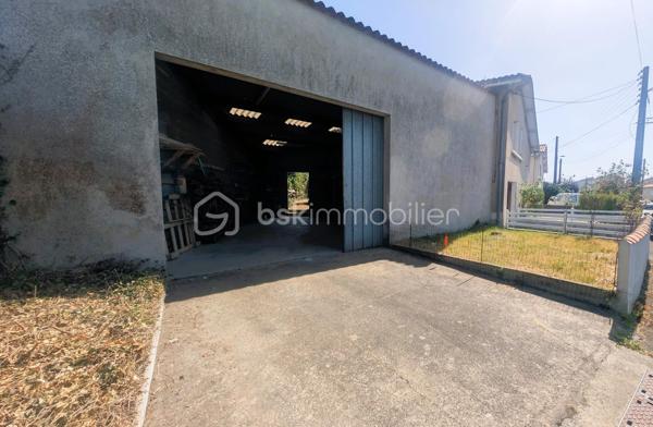 Située à Parthenay, à proximité des commodités, cette maison offre un cadre de vie pratique et de belles possibilités d'aménagement.

Édifiée sur une parcelle d'environ 389 m², elle se compose d'une cuisine, d'un salon, de deux chambres, d'une salle d'eau et d'un WC indépendant.

À l'extérieur, le bien bénéficie de dépendances constituant un véritable atout au quotidien. Vous disposerez d'un garage ainsi que d'un hangar offrant de multiples possibilités de stockage, de stationnement ou d'aménagement selon vos besoins.

Le terrain, facile d'entretien, permet de profiter d'un espace extérieur agréable tout en conservant une gestion simplifiée de la propriété.

Son emplacement permet un accès rapide aux commerces, établissements scolaires, services médicaux et infrastructures de la ville.

Situation géographique
Centre-ville de Parthenay et commodités à quelques minutes
Bressuire à environ 30 minutes
Niort à environ 40 minutes
Poitiers à environ 50 minutes


Les atouts du bien
2 chambres
Garage
Hangar idéal pour un camping-car ou un artisan
Terrain de 389 m²
Proximité immédiate des services et commerces
Nombreuses possibilités d'utilisation des dépendances

Ce bien pourra convenir aussi bien à une résidence principale qu'à un projet d'investissement locatif.

Pour tout renseignement complémentaire ou pour organiser une visite, contactez-moi.