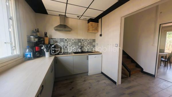 Située à Parthenay, à proximité des commodités, cette maison offre un cadre de vie pratique et de belles possibilités d'aménagement.

Édifiée sur une parcelle d'environ 389 m², elle se compose d'une cuisine, d'un salon, de deux chambres, d'une salle d'eau et d'un WC indépendant.

À l'extérieur, le bien bénéficie de dépendances constituant un véritable atout au quotidien. Vous disposerez d'un garage ainsi que d'un hangar offrant de multiples possibilités de stockage, de stationnement ou d'aménagement selon vos besoins.

Le terrain, facile d'entretien, permet de profiter d'un espace extérieur agréable tout en conservant une gestion simplifiée de la propriété.

Son emplacement permet un accès rapide aux commerces, établissements scolaires, services médicaux et infrastructures de la ville.

Situation géographique
Centre-ville de Parthenay et commodités à quelques minutes
Bressuire à environ 30 minutes
Niort à environ 40 minutes
Poitiers à environ 50 minutes


Les atouts du bien
2 chambres
Garage
Hangar idéal pour un camping-car ou un artisan
Terrain de 389 m²
Proximité immédiate des services et commerces
Nombreuses possibilités d'utilisation des dépendances

Ce bien pourra convenir aussi bien à une résidence principale qu'à un projet d'investissement locatif.

Pour tout renseignement complémentaire ou pour organiser une visite, contactez-moi.