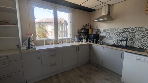 Située à Parthenay, à proximité des commodités, cette maison offre un cadre de vie pratique et de belles possibilités d'aménagement.

Édifiée sur une parcelle d'environ 389 m², elle se compose d'une cuisine, d'un salon, de deux chambres, d'une salle d'eau et d'un WC indépendant.

À l'extérieur, le bien bénéficie de dépendances constituant un véritable atout au quotidien. Vous disposerez d'un garage ainsi que d'un hangar offrant de multiples possibilités de stockage, de stationnement ou d'aménagement selon vos besoins.

Le terrain, facile d'entretien, permet de profiter d'un espace extérieur agréable tout en conservant une gestion simplifiée de la propriété.

Son emplacement permet un accès rapide aux commerces, établissements scolaires, services médicaux et infrastructures de la ville.

Situation géographique
Centre-ville de Parthenay et commodités à quelques minutes
Bressuire à environ 30 minutes
Niort à environ 40 minutes
Poitiers à environ 50 minutes


Les atouts du bien
2 chambres
Garage
Hangar idéal pour un camping-car ou un artisan
Terrain de 389 m²
Proximité immédiate des services et commerces
Nombreuses possibilités d'utilisation des dépendances

Ce bien pourra convenir aussi bien à une résidence principale qu'à un projet d'investissement locatif.

Pour tout renseignement complémentaire ou pour organiser une visite, contactez-moi.