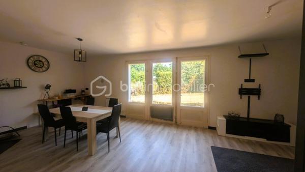 Située à Parthenay, à proximité des commodités, cette maison offre un cadre de vie pratique et de belles possibilités d'aménagement.

Édifiée sur une parcelle d'environ 389 m², elle se compose d'une cuisine, d'un salon, de deux chambres, d'une salle d'eau et d'un WC indépendant.

À l'extérieur, le bien bénéficie de dépendances constituant un véritable atout au quotidien. Vous disposerez d'un garage ainsi que d'un hangar offrant de multiples possibilités de stockage, de stationnement ou d'aménagement selon vos besoins.

Le terrain, facile d'entretien, permet de profiter d'un espace extérieur agréable tout en conservant une gestion simplifiée de la propriété.

Son emplacement permet un accès rapide aux commerces, établissements scolaires, services médicaux et infrastructures de la ville.

Situation géographique
Centre-ville de Parthenay et commodités à quelques minutes
Bressuire à environ 30 minutes
Niort à environ 40 minutes
Poitiers à environ 50 minutes


Les atouts du bien
2 chambres
Garage
Hangar idéal pour un camping-car ou un artisan
Terrain de 389 m²
Proximité immédiate des services et commerces
Nombreuses possibilités d'utilisation des dépendances

Ce bien pourra convenir aussi bien à une résidence principale qu'à un projet d'investissement locatif.

Pour tout renseignement complémentaire ou pour organiser une visite, contactez-moi.
