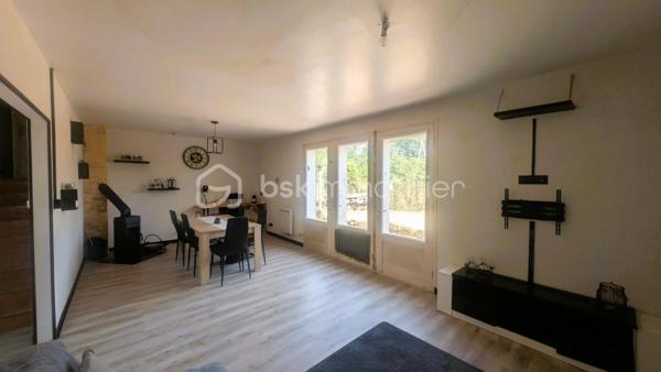 Située à Parthenay, à proximité des commodités, cette maison offre un cadre de vie pratique et de belles possibilités d'aménagement.

Édifiée sur une parcelle d'environ 389 m², elle se compose d'une cuisine, d'un salon, de deux chambres, d'une salle d'eau et d'un WC indépendant.

À l'extérieur, le bien bénéficie de dépendances constituant un véritable atout au quotidien. Vous disposerez d'un garage ainsi que d'un hangar offrant de multiples possibilités de stockage, de stationnement ou d'aménagement selon vos besoins.

Le terrain, facile d'entretien, permet de profiter d'un espace extérieur agréable tout en conservant une gestion simplifiée de la propriété.

Son emplacement permet un accès rapide aux commerces, établissements scolaires, services médicaux et infrastructures de la ville.

Situation géographique
Centre-ville de Parthenay et commodités à quelques minutes
Bressuire à environ 30 minutes
Niort à environ 40 minutes
Poitiers à environ 50 minutes


Les atouts du bien
2 chambres
Garage
Hangar idéal pour un camping-car ou un artisan
Terrain de 389 m²
Proximité immédiate des services et commerces
Nombreuses possibilités d'utilisation des dépendances

Ce bien pourra convenir aussi bien à une résidence principale qu'à un projet d'investissement locatif.

Pour tout renseignement complémentaire ou pour organiser une visite, contactez-moi.