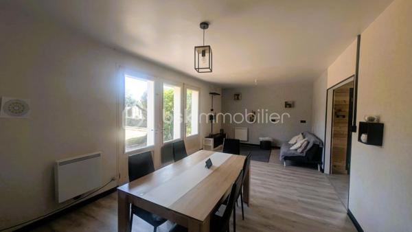 Située à Parthenay, à proximité des commodités, cette maison offre un cadre de vie pratique et de belles possibilités d'aménagement.

Édifiée sur une parcelle d'environ 389 m², elle se compose d'une cuisine, d'un salon, de deux chambres, d'une salle d'eau et d'un WC indépendant.

À l'extérieur, le bien bénéficie de dépendances constituant un véritable atout au quotidien. Vous disposerez d'un garage ainsi que d'un hangar offrant de multiples possibilités de stockage, de stationnement ou d'aménagement selon vos besoins.

Le terrain, facile d'entretien, permet de profiter d'un espace extérieur agréable tout en conservant une gestion simplifiée de la propriété.

Son emplacement permet un accès rapide aux commerces, établissements scolaires, services médicaux et infrastructures de la ville.

Situation géographique
Centre-ville de Parthenay et commodités à quelques minutes
Bressuire à environ 30 minutes
Niort à environ 40 minutes
Poitiers à environ 50 minutes


Les atouts du bien
2 chambres
Garage
Hangar idéal pour un camping-car ou un artisan
Terrain de 389 m²
Proximité immédiate des services et commerces
Nombreuses possibilités d'utilisation des dépendances

Ce bien pourra convenir aussi bien à une résidence principale qu'à un projet d'investissement locatif.

Pour tout renseignement complémentaire ou pour organiser une visite, contactez-moi.