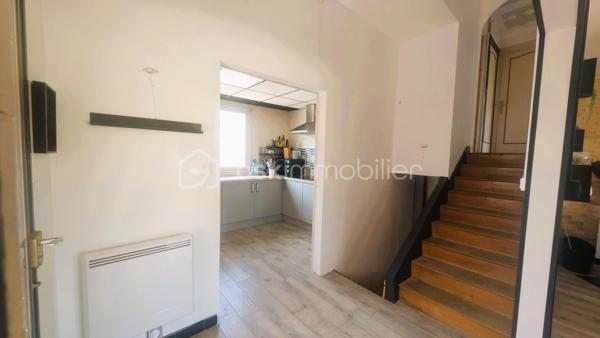 Située à Parthenay, à proximité des commodités, cette maison offre un cadre de vie pratique et de belles possibilités d'aménagement.

Édifiée sur une parcelle d'environ 389 m², elle se compose d'une cuisine, d'un salon, de deux chambres, d'une salle d'eau et d'un WC indépendant.

À l'extérieur, le bien bénéficie de dépendances constituant un véritable atout au quotidien. Vous disposerez d'un garage ainsi que d'un hangar offrant de multiples possibilités de stockage, de stationnement ou d'aménagement selon vos besoins.

Le terrain, facile d'entretien, permet de profiter d'un espace extérieur agréable tout en conservant une gestion simplifiée de la propriété.

Son emplacement permet un accès rapide aux commerces, établissements scolaires, services médicaux et infrastructures de la ville.

Situation géographique
Centre-ville de Parthenay et commodités à quelques minutes
Bressuire à environ 30 minutes
Niort à environ 40 minutes
Poitiers à environ 50 minutes


Les atouts du bien
2 chambres
Garage
Hangar idéal pour un camping-car ou un artisan
Terrain de 389 m²
Proximité immédiate des services et commerces
Nombreuses possibilités d'utilisation des dépendances

Ce bien pourra convenir aussi bien à une résidence principale qu'à un projet d'investissement locatif.

Pour tout renseignement complémentaire ou pour organiser une visite, contactez-moi.