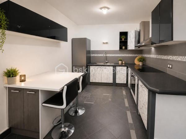 Dans un quartier résidentiel calme de Villemomble, découvrez cet agréable T2 de 62 m², en PARFAIT ETAT, situé dans une maison composée de trois appartements.

L'appartement séduit par sa belle pièce de vie lumineuse avec cuisine ouverte aménagée et équipée, offrant une atmosphère chaleureuse et conviviale. La chambre donnant aussi sur le terrasse; bénéficie elle aussi d'un bel espace et de rangements.

Depuis le séjour, vous accédez directement à une grande terrasse privative prolongée par un jardin arboré. Un extérieur agréable et paisible, idéal pour profiter des beaux jours ou simplement disposer d'un véritable espace de verdure chez soi.

Une place de parking privative ainsi qu'un espace de rangement complètent le bien.

Côté emplacement, vous profitez d'un environnement résidentiel tout en restant proche des commerces et services du quotidien. La GARE Le Raincy–Villemomble–Montfermeil (RER E) se rejoint en environ 10 minutes à pied, ce qui permet de concilier facilement calme et accessibilité.

- Faibles charges 85 euros/mois 
 – taxe foncière : 857 € / an.

Un appartement qui offre une qualité de vie agréable, avec l'espace d'un 62 m², le confort d'un logement en parfait état et surtout le plaisir d'une terrasse jardin privative, tout en restant proche des transports.

Les atouts du bien
- Belle surface de 62 m²
- T2 en parfait état
- Belle pièce de vie qui donne sur une terrasse jardin sans vis à vis. 
- Cuisine ouverte aménagée et équipée.
 -Grande terrasse privative
- Place de parking
-Espace de rangement privatif
-Faibles charges
-Taxe foncière : 857 € / an
-Double vitrage volets électriques. 
Environ 10 minutes à pied de la gare
Quartier résidentiel calme
Proximité immédiate des commodités.