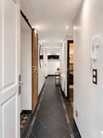 Dans un quartier résidentiel calme de Villemomble, découvrez cet agréable T2 de 62 m², en PARFAIT ETAT, situé dans une maison composée de trois appartements.

L'appartement séduit par sa belle pièce de vie lumineuse avec cuisine ouverte aménagée et équipée, offrant une atmosphère chaleureuse et conviviale. La chambre donnant aussi sur le terrasse; bénéficie elle aussi d'un bel espace et de rangements.

Depuis le séjour, vous accédez directement à une grande terrasse privative prolongée par un jardin arboré. Un extérieur agréable et paisible, idéal pour profiter des beaux jours ou simplement disposer d'un véritable espace de verdure chez soi.

Une place de parking privative ainsi qu'un espace de rangement complètent le bien.

Côté emplacement, vous profitez d'un environnement résidentiel tout en restant proche des commerces et services du quotidien. La GARE Le Raincy–Villemomble–Montfermeil (RER E) se rejoint en environ 10 minutes à pied, ce qui permet de concilier facilement calme et accessibilité.

- Faibles charges 85 euros/mois 
 – taxe foncière : 857 € / an.

Un appartement qui offre une qualité de vie agréable, avec l'espace d'un 62 m², le confort d'un logement en parfait état et surtout le plaisir d'une terrasse jardin privative, tout en restant proche des transports.

Les atouts du bien
- Belle surface de 62 m²
- T2 en parfait état
- Belle pièce de vie qui donne sur une terrasse jardin sans vis à vis. 
- Cuisine ouverte aménagée et équipée.
 -Grande terrasse privative
- Place de parking
-Espace de rangement privatif
-Faibles charges
-Taxe foncière : 857 € / an
-Double vitrage volets électriques. 
Environ 10 minutes à pied de la gare
Quartier résidentiel calme
Proximité immédiate des commodités.
