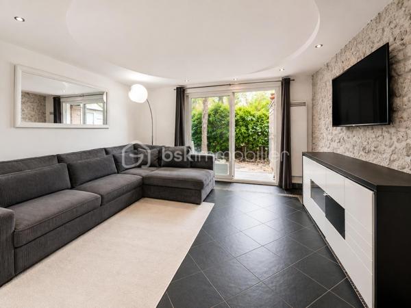 Dans un quartier résidentiel calme de Villemomble, découvrez cet agréable T2 de 62 m², en PARFAIT ETAT, situé dans une maison composée de trois appartements.

L'appartement séduit par sa belle pièce de vie lumineuse avec cuisine ouverte aménagée et équipée, offrant une atmosphère chaleureuse et conviviale. La chambre donnant aussi sur le terrasse; bénéficie elle aussi d'un bel espace et de rangements.

Depuis le séjour, vous accédez directement à une grande terrasse privative prolongée par un jardin arboré. Un extérieur agréable et paisible, idéal pour profiter des beaux jours ou simplement disposer d'un véritable espace de verdure chez soi.

Une place de parking privative ainsi qu'un espace de rangement complètent le bien.

Côté emplacement, vous profitez d'un environnement résidentiel tout en restant proche des commerces et services du quotidien. La GARE Le Raincy–Villemomble–Montfermeil (RER E) se rejoint en environ 10 minutes à pied, ce qui permet de concilier facilement calme et accessibilité.

- Faibles charges 85 euros/mois 
 – taxe foncière : 857 € / an.

Un appartement qui offre une qualité de vie agréable, avec l'espace d'un 62 m², le confort d'un logement en parfait état et surtout le plaisir d'une terrasse jardin privative, tout en restant proche des transports.

Les atouts du bien
- Belle surface de 62 m²
- T2 en parfait état
- Belle pièce de vie qui donne sur une terrasse jardin sans vis à vis. 
- Cuisine ouverte aménagée et équipée.
 -Grande terrasse privative
- Place de parking
-Espace de rangement privatif
-Faibles charges
-Taxe foncière : 857 € / an
-Double vitrage volets électriques. 
Environ 10 minutes à pied de la gare
Quartier résidentiel calme
Proximité immédiate des commodités.