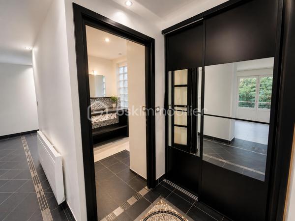 Dans un quartier résidentiel calme de Villemomble, découvrez cet agréable T2 de 62 m², en PARFAIT ETAT, situé dans une maison composée de trois appartements.

L'appartement séduit par sa belle pièce de vie lumineuse avec cuisine ouverte aménagée et équipée, offrant une atmosphère chaleureuse et conviviale. La chambre donnant aussi sur le terrasse; bénéficie elle aussi d'un bel espace et de rangements.

Depuis le séjour, vous accédez directement à une grande terrasse privative prolongée par un jardin arboré. Un extérieur agréable et paisible, idéal pour profiter des beaux jours ou simplement disposer d'un véritable espace de verdure chez soi.

Une place de parking privative ainsi qu'un espace de rangement complètent le bien.

Côté emplacement, vous profitez d'un environnement résidentiel tout en restant proche des commerces et services du quotidien. La GARE Le Raincy–Villemomble–Montfermeil (RER E) se rejoint en environ 10 minutes à pied, ce qui permet de concilier facilement calme et accessibilité.

- Faibles charges 85 euros/mois 
 – taxe foncière : 857 € / an.

Un appartement qui offre une qualité de vie agréable, avec l'espace d'un 62 m², le confort d'un logement en parfait état et surtout le plaisir d'une terrasse jardin privative, tout en restant proche des transports.

Les atouts du bien
- Belle surface de 62 m²
- T2 en parfait état
- Belle pièce de vie qui donne sur une terrasse jardin sans vis à vis. 
- Cuisine ouverte aménagée et équipée.
 -Grande terrasse privative
- Place de parking
-Espace de rangement privatif
-Faibles charges
-Taxe foncière : 857 € / an
-Double vitrage volets électriques. 
Environ 10 minutes à pied de la gare
Quartier résidentiel calme
Proximité immédiate des commodités.