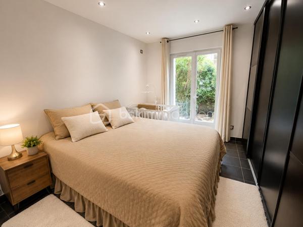 Dans un quartier résidentiel calme de Villemomble, découvrez cet agréable T2 de 62 m², en PARFAIT ETAT, situé dans une maison composée de trois appartements.

L'appartement séduit par sa belle pièce de vie lumineuse avec cuisine ouverte aménagée et équipée, offrant une atmosphère chaleureuse et conviviale. La chambre donnant aussi sur le terrasse; bénéficie elle aussi d'un bel espace et de rangements.

Depuis le séjour, vous accédez directement à une grande terrasse privative prolongée par un jardin arboré. Un extérieur agréable et paisible, idéal pour profiter des beaux jours ou simplement disposer d'un véritable espace de verdure chez soi.

Une place de parking privative ainsi qu'un espace de rangement complètent le bien.

Côté emplacement, vous profitez d'un environnement résidentiel tout en restant proche des commerces et services du quotidien. La GARE Le Raincy–Villemomble–Montfermeil (RER E) se rejoint en environ 10 minutes à pied, ce qui permet de concilier facilement calme et accessibilité.

- Faibles charges 85 euros/mois 
 – taxe foncière : 857 € / an.

Un appartement qui offre une qualité de vie agréable, avec l'espace d'un 62 m², le confort d'un logement en parfait état et surtout le plaisir d'une terrasse jardin privative, tout en restant proche des transports.

Les atouts du bien
- Belle surface de 62 m²
- T2 en parfait état
- Belle pièce de vie qui donne sur une terrasse jardin sans vis à vis. 
- Cuisine ouverte aménagée et équipée.
 -Grande terrasse privative
- Place de parking
-Espace de rangement privatif
-Faibles charges
-Taxe foncière : 857 € / an
-Double vitrage volets électriques. 
Environ 10 minutes à pied de la gare
Quartier résidentiel calme
Proximité immédiate des commodités.