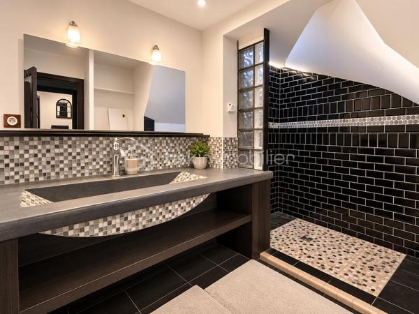 Dans un quartier résidentiel calme de Villemomble, découvrez cet agréable T2 de 62 m², en PARFAIT ETAT, situé dans une maison composée de trois appartements.

L'appartement séduit par sa belle pièce de vie lumineuse avec cuisine ouverte aménagée et équipée, offrant une atmosphère chaleureuse et conviviale. La chambre donnant aussi sur le terrasse; bénéficie elle aussi d'un bel espace et de rangements.

Depuis le séjour, vous accédez directement à une grande terrasse privative prolongée par un jardin arboré. Un extérieur agréable et paisible, idéal pour profiter des beaux jours ou simplement disposer d'un véritable espace de verdure chez soi.

Une place de parking privative ainsi qu'un espace de rangement complètent le bien.

Côté emplacement, vous profitez d'un environnement résidentiel tout en restant proche des commerces et services du quotidien. La GARE Le Raincy–Villemomble–Montfermeil (RER E) se rejoint en environ 10 minutes à pied, ce qui permet de concilier facilement calme et accessibilité.

- Faibles charges 85 euros/mois 
 – taxe foncière : 857 € / an.

Un appartement qui offre une qualité de vie agréable, avec l'espace d'un 62 m², le confort d'un logement en parfait état et surtout le plaisir d'une terrasse jardin privative, tout en restant proche des transports.

Les atouts du bien
- Belle surface de 62 m²
- T2 en parfait état
- Belle pièce de vie qui donne sur une terrasse jardin sans vis à vis. 
- Cuisine ouverte aménagée et équipée.
 -Grande terrasse privative
- Place de parking
-Espace de rangement privatif
-Faibles charges
-Taxe foncière : 857 € / an
-Double vitrage volets électriques. 
Environ 10 minutes à pied de la gare
Quartier résidentiel calme
Proximité immédiate des commodités.