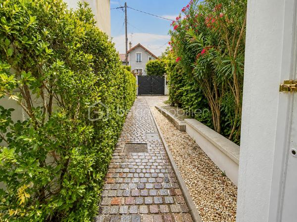 Dans un quartier résidentiel calme de Villemomble, découvrez cet agréable T2 de 62 m², en PARFAIT ETAT, situé dans une maison composée de trois appartements.

L'appartement séduit par sa belle pièce de vie lumineuse avec cuisine ouverte aménagée et équipée, offrant une atmosphère chaleureuse et conviviale. La chambre donnant aussi sur le terrasse; bénéficie elle aussi d'un bel espace et de rangements.

Depuis le séjour, vous accédez directement à une grande terrasse privative prolongée par un jardin arboré. Un extérieur agréable et paisible, idéal pour profiter des beaux jours ou simplement disposer d'un véritable espace de verdure chez soi.

Une place de parking privative ainsi qu'un espace de rangement complètent le bien.

Côté emplacement, vous profitez d'un environnement résidentiel tout en restant proche des commerces et services du quotidien. La GARE Le Raincy–Villemomble–Montfermeil (RER E) se rejoint en environ 10 minutes à pied, ce qui permet de concilier facilement calme et accessibilité.

- Faibles charges 85 euros/mois 
 – taxe foncière : 857 € / an.

Un appartement qui offre une qualité de vie agréable, avec l'espace d'un 62 m², le confort d'un logement en parfait état et surtout le plaisir d'une terrasse jardin privative, tout en restant proche des transports.

Les atouts du bien
- Belle surface de 62 m²
- T2 en parfait état
- Belle pièce de vie qui donne sur une terrasse jardin sans vis à vis. 
- Cuisine ouverte aménagée et équipée.
 -Grande terrasse privative
- Place de parking
-Espace de rangement privatif
-Faibles charges
-Taxe foncière : 857 € / an
-Double vitrage volets électriques. 
Environ 10 minutes à pied de la gare
Quartier résidentiel calme
Proximité immédiate des commodités.