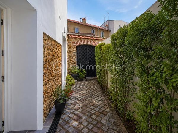 Dans un quartier résidentiel calme de Villemomble, découvrez cet agréable T2 de 62 m², en PARFAIT ETAT, situé dans une maison composée de trois appartements.

L'appartement séduit par sa belle pièce de vie lumineuse avec cuisine ouverte aménagée et équipée, offrant une atmosphère chaleureuse et conviviale. La chambre donnant aussi sur le terrasse; bénéficie elle aussi d'un bel espace et de rangements.

Depuis le séjour, vous accédez directement à une grande terrasse privative prolongée par un jardin arboré. Un extérieur agréable et paisible, idéal pour profiter des beaux jours ou simplement disposer d'un véritable espace de verdure chez soi.

Une place de parking privative ainsi qu'un espace de rangement complètent le bien.

Côté emplacement, vous profitez d'un environnement résidentiel tout en restant proche des commerces et services du quotidien. La GARE Le Raincy–Villemomble–Montfermeil (RER E) se rejoint en environ 10 minutes à pied, ce qui permet de concilier facilement calme et accessibilité.

- Faibles charges 85 euros/mois 
 – taxe foncière : 857 € / an.

Un appartement qui offre une qualité de vie agréable, avec l'espace d'un 62 m², le confort d'un logement en parfait état et surtout le plaisir d'une terrasse jardin privative, tout en restant proche des transports.

Les atouts du bien
- Belle surface de 62 m²
- T2 en parfait état
- Belle pièce de vie qui donne sur une terrasse jardin sans vis à vis. 
- Cuisine ouverte aménagée et équipée.
 -Grande terrasse privative
- Place de parking
-Espace de rangement privatif
-Faibles charges
-Taxe foncière : 857 € / an
-Double vitrage volets électriques. 
Environ 10 minutes à pied de la gare
Quartier résidentiel calme
Proximité immédiate des commodités.