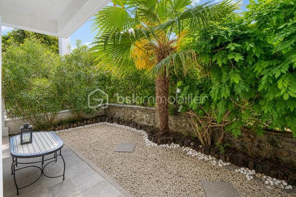 Dans un quartier résidentiel calme de Villemomble, découvrez cet agréable T2 de 62 m², en PARFAIT ETAT, situé dans une maison composée de trois appartements.

L'appartement séduit par sa belle pièce de vie lumineuse avec cuisine ouverte aménagée et équipée, offrant une atmosphère chaleureuse et conviviale. La chambre donnant aussi sur le terrasse; bénéficie elle aussi d'un bel espace et de rangements.

Depuis le séjour, vous accédez directement à une grande terrasse privative prolongée par un jardin arboré. Un extérieur agréable et paisible, idéal pour profiter des beaux jours ou simplement disposer d'un véritable espace de verdure chez soi.

Une place de parking privative ainsi qu'un espace de rangement complètent le bien.

Côté emplacement, vous profitez d'un environnement résidentiel tout en restant proche des commerces et services du quotidien. La GARE Le Raincy–Villemomble–Montfermeil (RER E) se rejoint en environ 10 minutes à pied, ce qui permet de concilier facilement calme et accessibilité.

- Faibles charges 85 euros/mois 
 – taxe foncière : 857 € / an.

Un appartement qui offre une qualité de vie agréable, avec l'espace d'un 62 m², le confort d'un logement en parfait état et surtout le plaisir d'une terrasse jardin privative, tout en restant proche des transports.

Les atouts du bien
- Belle surface de 62 m²
- T2 en parfait état
- Belle pièce de vie qui donne sur une terrasse jardin sans vis à vis. 
- Cuisine ouverte aménagée et équipée.
 -Grande terrasse privative
- Place de parking
-Espace de rangement privatif
-Faibles charges
-Taxe foncière : 857 € / an
-Double vitrage volets électriques. 
Environ 10 minutes à pied de la gare
Quartier résidentiel calme
Proximité immédiate des commodités.
