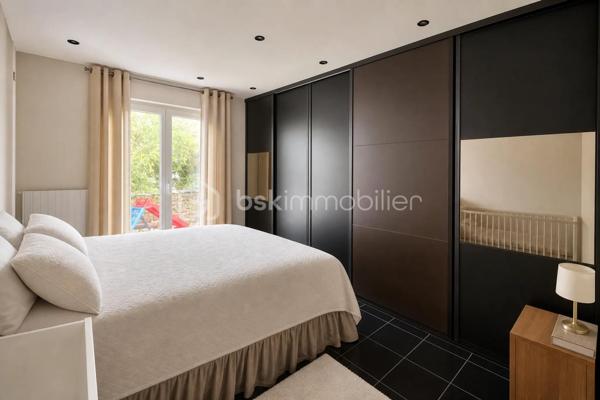 Dans un quartier résidentiel calme de Villemomble, découvrez cet agréable T2 de 62 m², en PARFAIT ETAT, situé dans une maison composée de trois appartements.

L'appartement séduit par sa belle pièce de vie lumineuse avec cuisine ouverte aménagée et équipée, offrant une atmosphère chaleureuse et conviviale. La chambre donnant aussi sur le terrasse; bénéficie elle aussi d'un bel espace et de rangements.

Depuis le séjour, vous accédez directement à une grande terrasse privative prolongée par un jardin arboré. Un extérieur agréable et paisible, idéal pour profiter des beaux jours ou simplement disposer d'un véritable espace de verdure chez soi.

Une place de parking privative ainsi qu'un espace de rangement complètent le bien.

Côté emplacement, vous profitez d'un environnement résidentiel tout en restant proche des commerces et services du quotidien. La GARE Le Raincy–Villemomble–Montfermeil (RER E) se rejoint en environ 10 minutes à pied, ce qui permet de concilier facilement calme et accessibilité.

- Faibles charges 85 euros/mois 
 – taxe foncière : 857 € / an.

Un appartement qui offre une qualité de vie agréable, avec l'espace d'un 62 m², le confort d'un logement en parfait état et surtout le plaisir d'une terrasse jardin privative, tout en restant proche des transports.

Les atouts du bien
- Belle surface de 62 m²
- T2 en parfait état
- Belle pièce de vie qui donne sur une terrasse jardin sans vis à vis. 
- Cuisine ouverte aménagée et équipée.
 -Grande terrasse privative
- Place de parking
-Espace de rangement privatif
-Faibles charges
-Taxe foncière : 857 € / an
-Double vitrage volets électriques. 
Environ 10 minutes à pied de la gare
Quartier résidentiel calme
Proximité immédiate des commodités.
