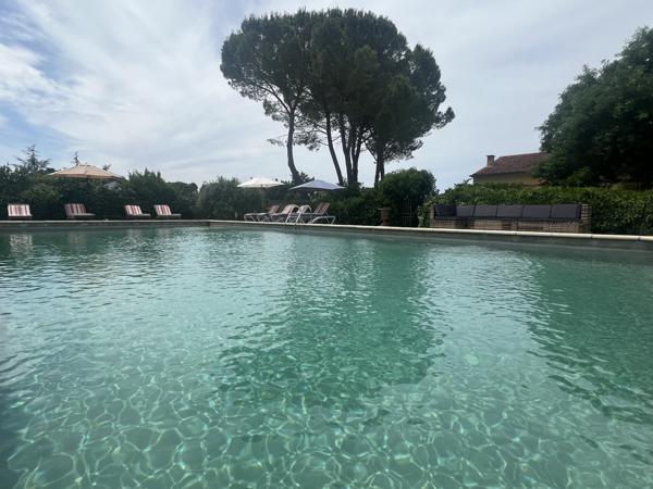 Carpentras (84200) Propriété de charme en campagne où le charme opère dès les premiers instants!