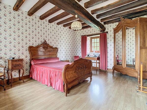 Maison ancienne avec dependance et jardin  !