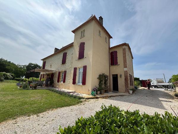 Propriété en pierre avec grange et belle vue centre Prayssac