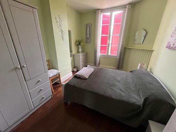 Propriété en pierre avec grange et belle vue centre Prayssac