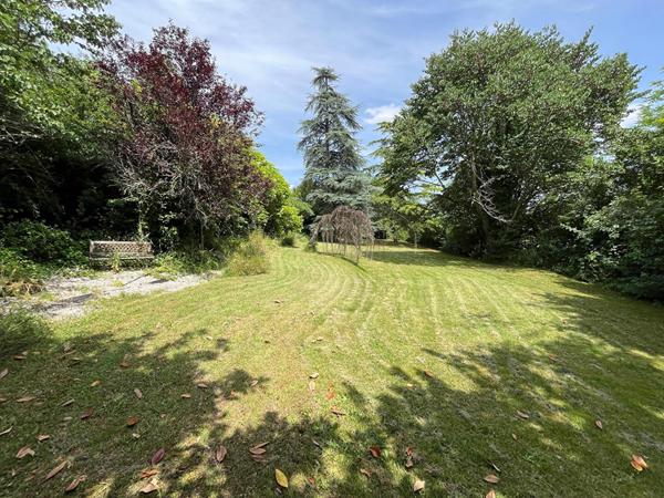 Propriété en pierre avec grange et belle vue centre Prayssac