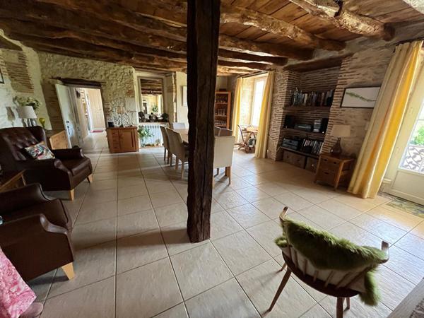 Propriété en pierre avec grange et belle vue centre Prayssac