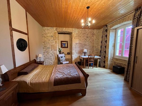 Propriété en pierre avec grange et belle vue centre Prayssac