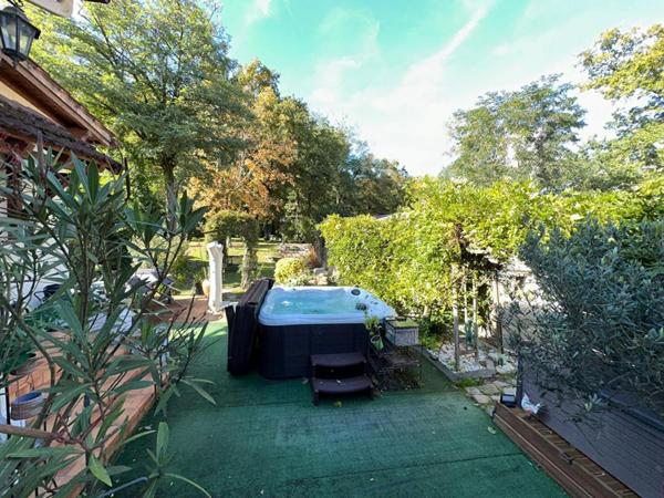 A VENDRE - MAISON 6 PIECES avec JARDIN, JACUZZI et DOUBLE GARAGE, ACCES PRIVATIF CANAL d'ORLEANS