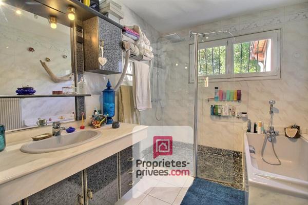 A VENDRE - MAISON 6 PIECES avec JARDIN, JACUZZI et DOUBLE GARAGE, ACCES PRIVATIF CANAL d'ORLEANS