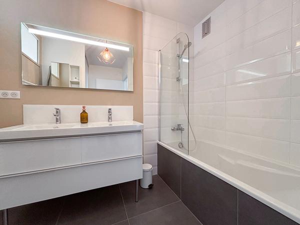 À Vendre - ANGERS - Hyper Centre - Appartement de 77 m² - 2 chambres- ascenseur - cave - Entièrement Rénové avec vue Imprenable sur Angers