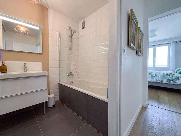 À Vendre - ANGERS - Hyper Centre - Appartement de 77 m² - 2 chambres- ascenseur - cave - Entièrement Rénové avec vue Imprenable sur Angers